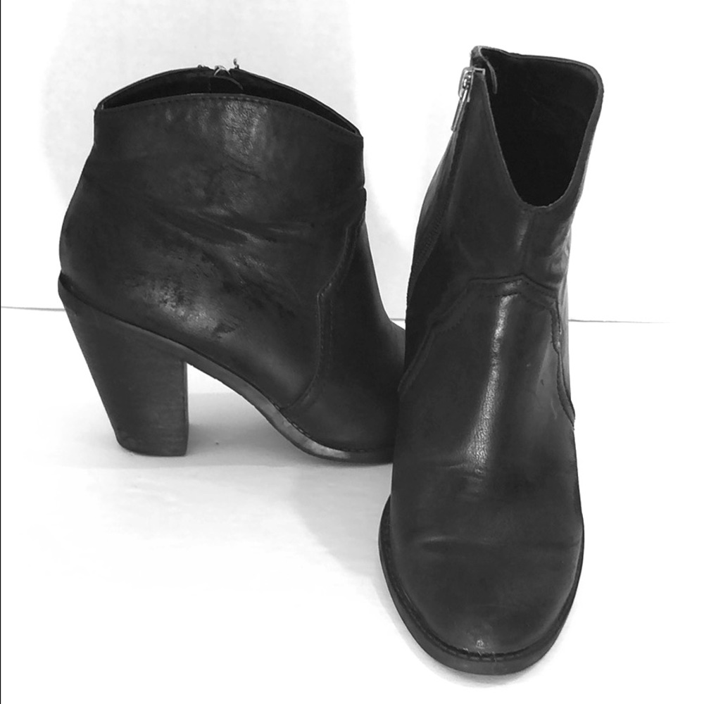 DV8 by Dolce Vita boots in Black